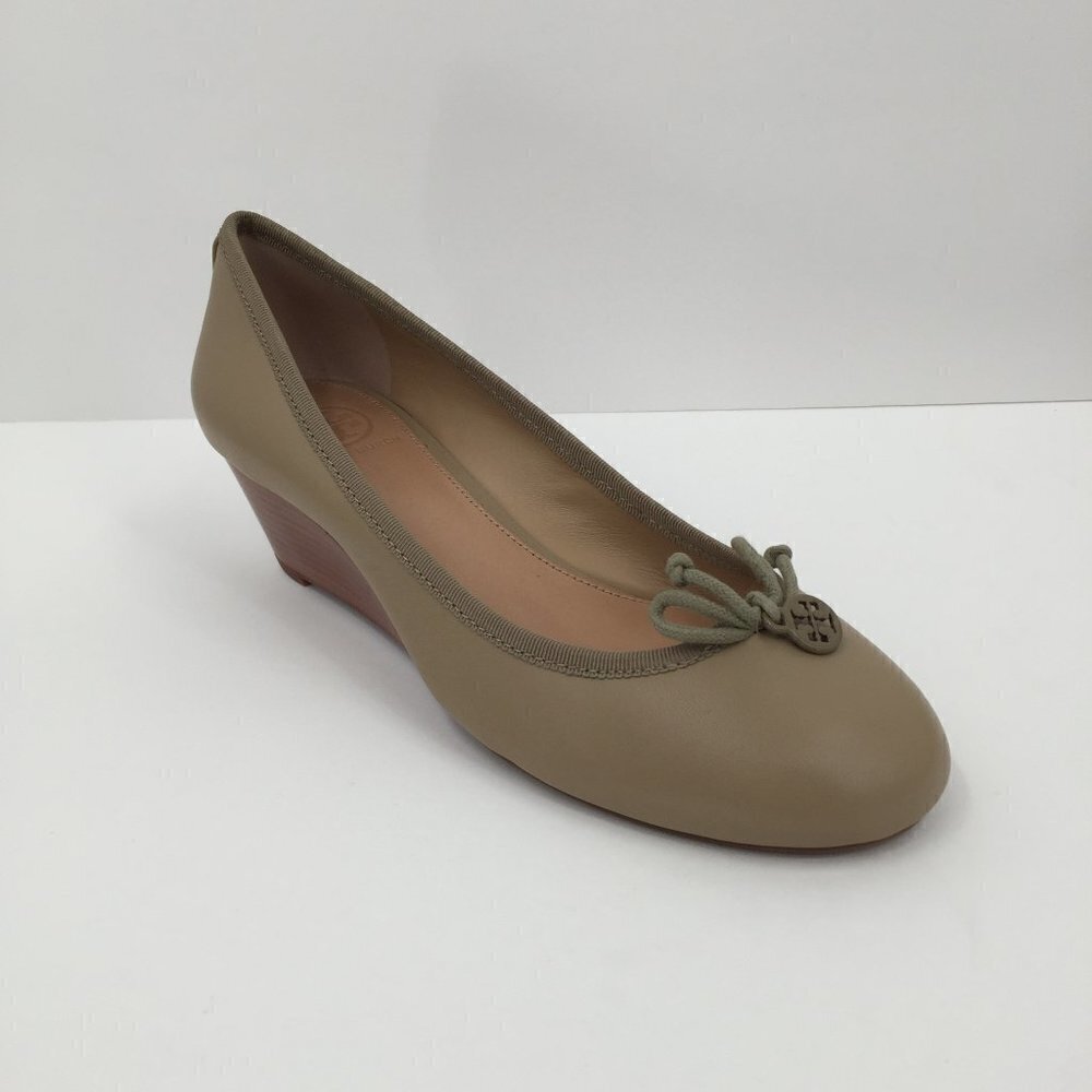 Tory Burch Chelsea Wedge Sandbox tan beige brown shoe logo leather bow new 7 - Picture 7 of 8
